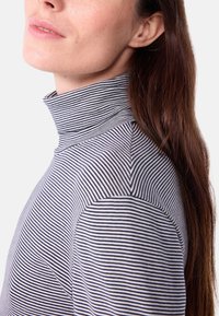 Engerer Rollkragenpullover in Marineblau und weißen Streifen, aus weichem Stoff mit glatter Textur. Verfügt über einen hohen Kragen und eine schlanke Silhouette.