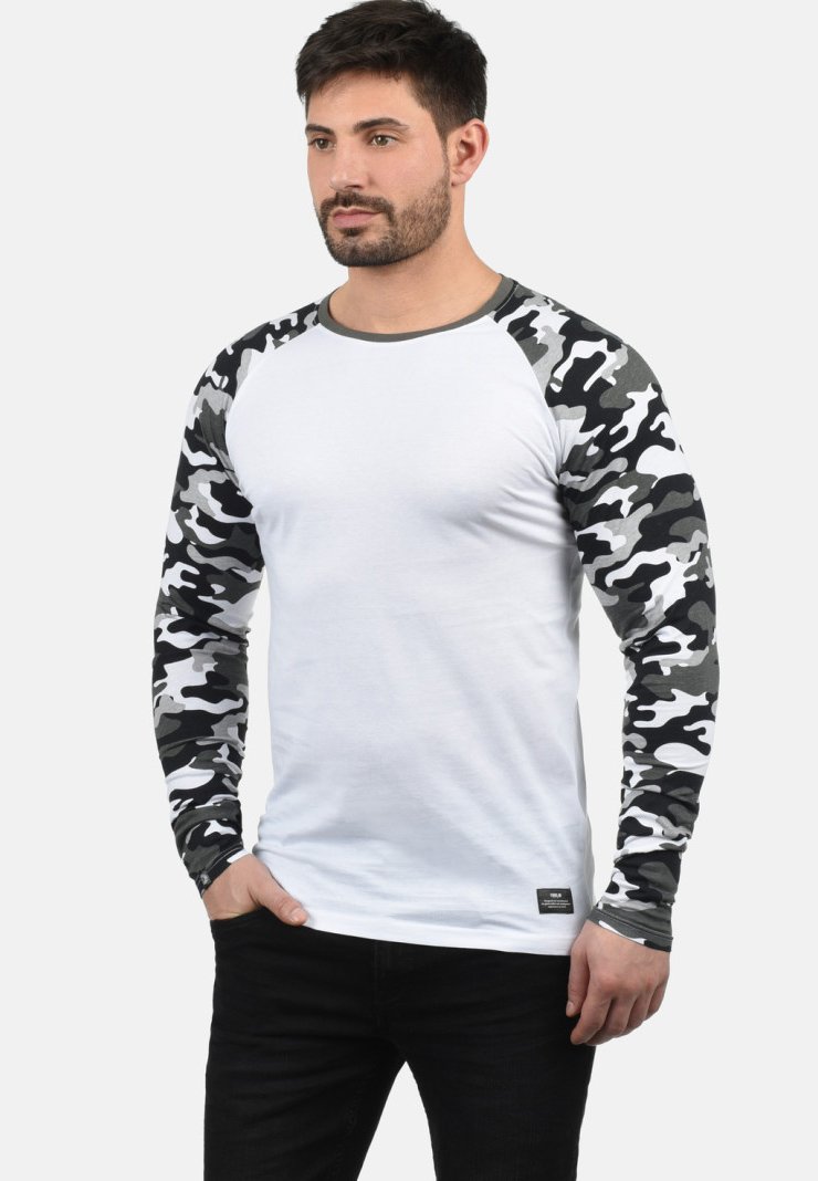 Langsleeve raglan shirt met een witte basis en mouwpatroon in camouflage in grijs en zwart, met een ronde halslijn en label details.