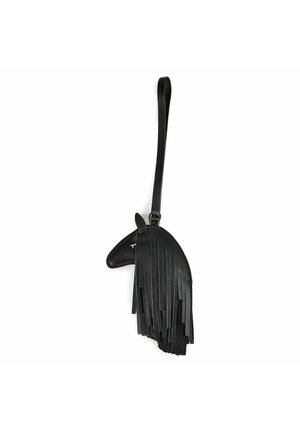 Charm per borsa in pelle nera a forma di cavallo con una tracolla lunga e dettagli con frange che ricordano la criniera del cavallo.