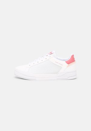 Sneakers - white