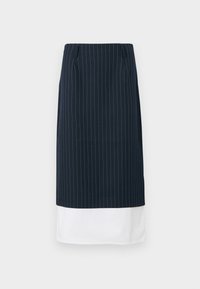 Fustă în dungi navy cu un tiv alb în straturi, având un design drept și pliuri frontale subtile. Confecționată dintr-un material neted.