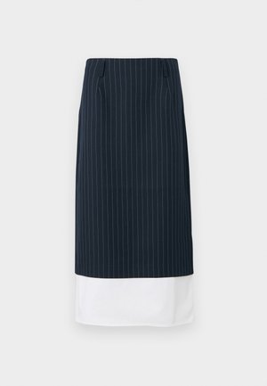 Falda a rayas marinas con un dobladillo blanco en capas, que presenta un diseño recto y sutiles pliegues frontales. Fabricada con un tejido suave.