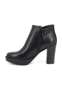 Stivale alla caviglia in pelle nera con zip laterale, punta tonda e tacco alto e spesso. Texture liscia e suola con plateau per un'altezza aggiuntiva.