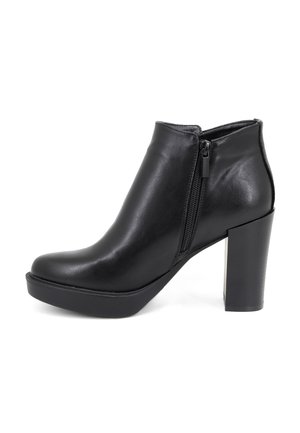 Stivale alla caviglia in pelle nera con zip laterale, punta tonda e tacco alto e spesso. Texture liscia e suola con plateau per un'altezza aggiuntiva.