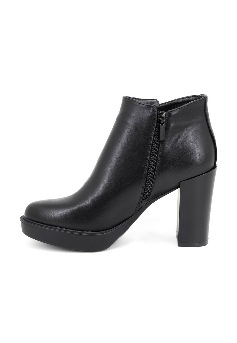 Stivale alla caviglia in pelle nera con zip laterale, punta tonda e tacco alto e spesso. Texture liscia e suola con plateau per un'altezza aggiuntiva.