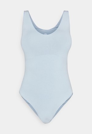Maillot de bain une pièce bleu clair, avec un décolleté plongeant, des bretelles larges, un matériau lisse et un design taille haute. Texture lisse sans motifs.