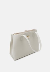Sac fourre-tout gris clair en matériau texturé, avec un dessus zippé, deux poignées et un accent en métal doré.