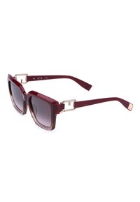 Lunettes de soleil carrées bordeaux avec verres foncés dégradés et charnières dorées, présentées légèrement de biais sur fond blanc.