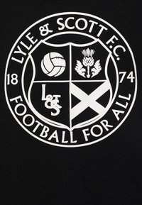 Svart skjorte med et hvitt rundt logo som har teksten "LYLE & SCOTT F.C." og "FOOTBALL FOR ALL", og inkluderer symboler som en fotball og tistel.