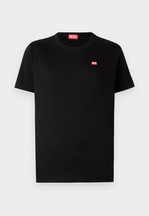 Fekete pamut póló kerek nyakkivágással és rövid ujjakkal. A mellkasán egy kis piros Diesel logó található. Egyszerű, klasszikus dizájn.