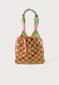 Bolsa de mão trançada com uma base laranja brilhante, sobreposta por uma rede verde. As alças são trançadas, com detalhes em rosa e azul. Detalhe em metal dourado.