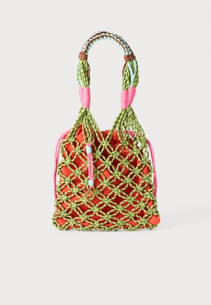 Gehäkelte Handtasche mit einer leuchtend orangefarbenen Basis, überlagert mit grünem Netz. Die Griffe sind geflochten und haben rosa und blaue Akzente. Mit goldenen Hardware-Details.