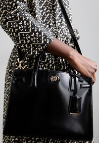 ROBINSON SPAZZOLATO SMALL SATCHEL - Handtas - black