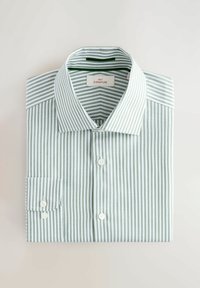 Košile s pruhy zelené a bílé barvy, zapínaná na knoflíky, se sklopeným límcem a jednou náprsní kapsou. Hladká textura, bavlněná látka. Viditelná etiketa.