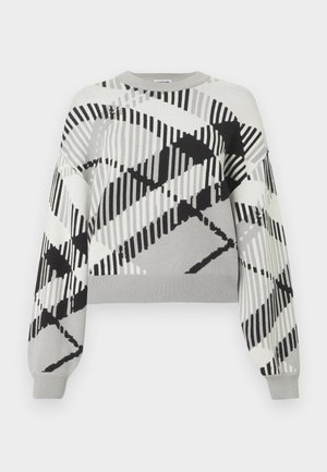 Grå sweater med et geometrisk sort og hvidt mønster, lange ærmer, runde halsudskæring og ribbet manchetter og kant.