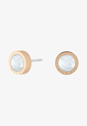 Boucles d'oreilles clou en or rose avec un design circulaire, dotées d'un centre en nacre bleu clair et d'une gravure "HILFIGER" sur le bord.