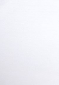 Weißer Baumwollstoff mit glatter Textur, der eine einheitliche Oberfläche ohne sichtbare Muster oder Verzierungen aufweist.