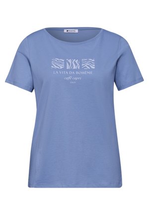 Lichtblauw T-shirt met korte mouwen en ronde hals, met witte tekst "LA VITA DA BOHÈME caffè capri ITALY" onder drie vierkanten met dierenprint.