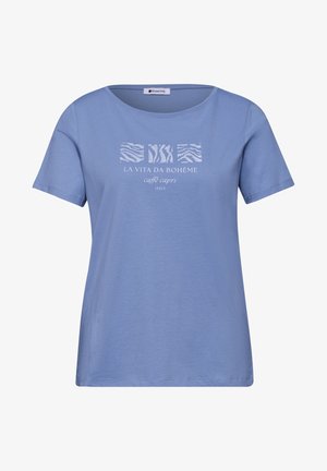 Hellblaues kurzärmeliges T-Shirt mit rundem Ausschnitt und weißem Text "LA VITA DA BOHÈME caffè capri ITALY" unter drei Quadraten mit Tiermuster.
