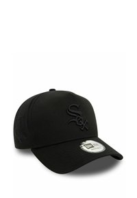 Gorra negra hecha de tela suave con un logo bordado en la parte frontal y una correa ajustable en la parte trasera. Visera curvada.