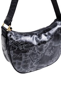 Bolso negro de hombro con acabado brillante que presenta un diseño de mapa detallado en gris. Incluye un accesorio de hardware en tono dorado y correa ajustable.