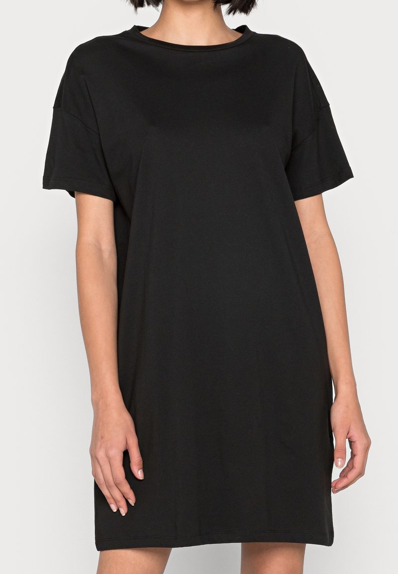 Svart T-shirt klänning i mjuk bomull, lös passform, rund halsringning, korta ärmar, med längd till mitten av låret, minimalistik design utan synliga mönster.