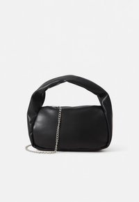 Svart veske i imitert lær med kjedehåndtak, rund form, vridd håndtak og glatt tekstur. Minimalistisk design uten synlige mønstre eller detaljer.