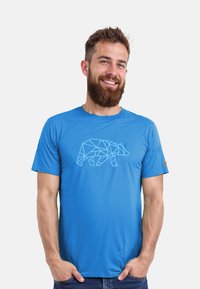 Blauwe T-shirt met een geometrisch berenontwerp in het wit, gemaakt van zachte stof, met korte mouwen en een ronde hals.