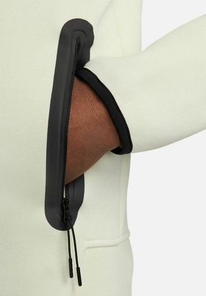 Felpa verde chiaro con tasca con cerniera. La tasca ha una cerniera nera e un bordo nero, caratterizzata da una texture liscia e un design moderno.