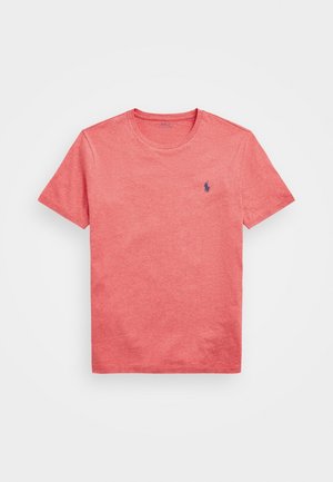 Korallenrosa T-Shirt mit kurzen Ärmeln und Rundhalsausschnitt, mit kleinem dunkelblau besticktem Logo auf der linken Brust.