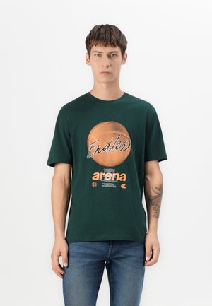 Mørkegrøn bomuld t-shirt med et basketballgrafik og tekst i orange. Designet inkluderer korte ærmer og rund hals.