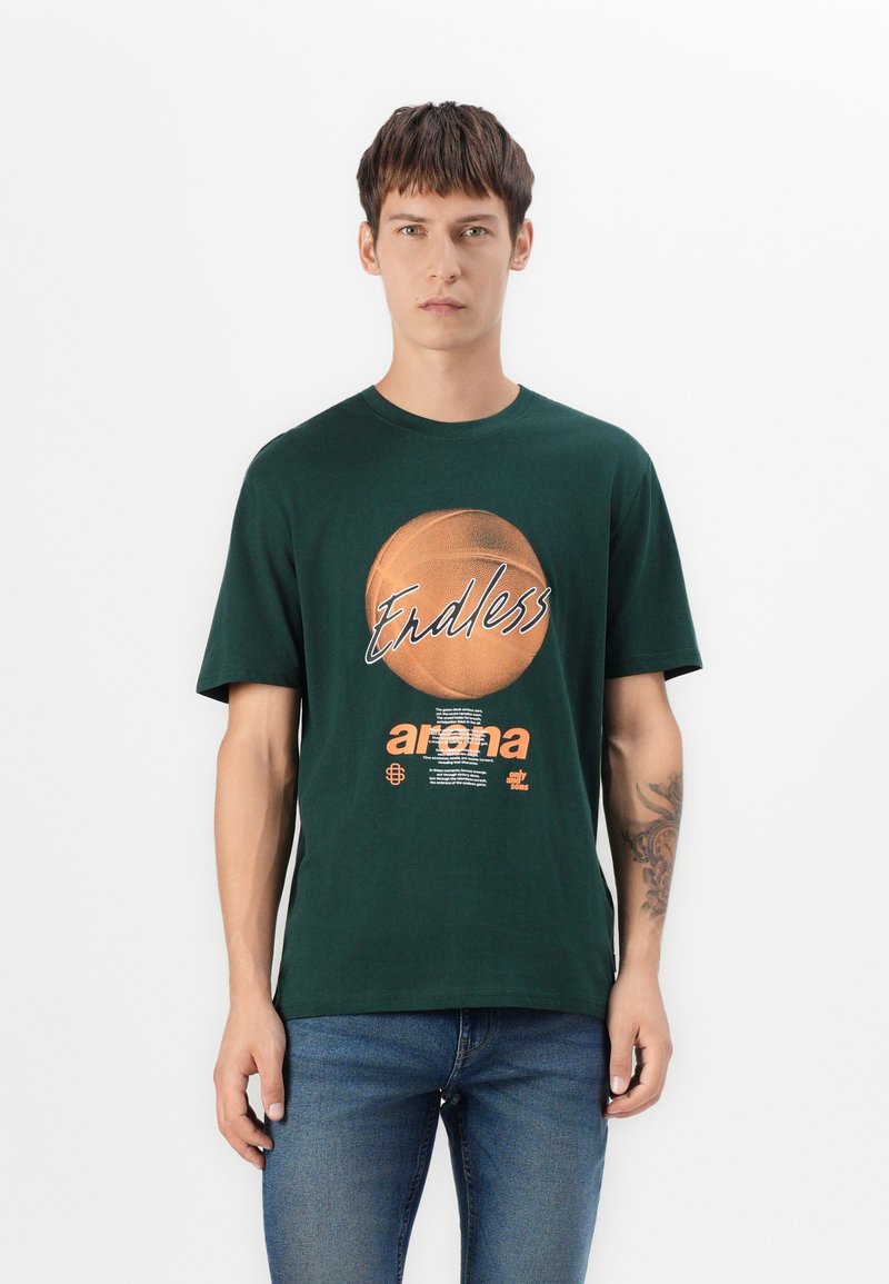 Mørkegrøn bomuld t-shirt med et basketballgrafik og tekst i orange. Designet inkluderer korte ærmer og rund hals.