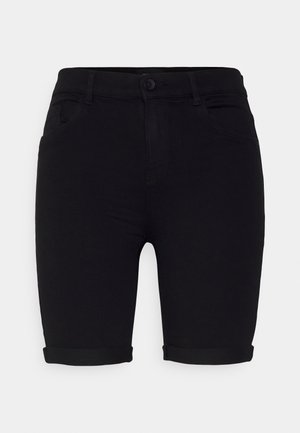 Sorte denim knælange shorts med op-rullede kanter, knaplukning foran, bæltestropper og forlommer på ensfarvet baggrund.