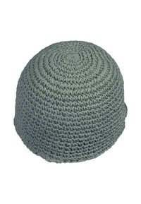 Căciulă croșetată de culoare gri deschis, cu o formă rotundă, având un model texturat și margine netedă. Potrivită pentru diverse medii casual.