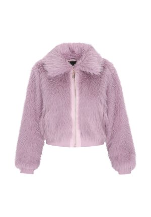 Veste en fausse fourrure de couleur lavande claire avec un large col, fermeture éclair et poignets côtelés. Présente une texture douce et pelucheuse ainsi qu'un design cropped.
