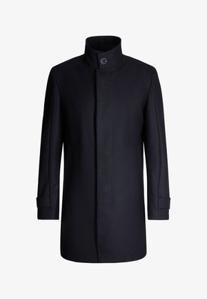 Manteau mi-long pour hommes noirs avec col montant, fermeture à bouton simple au cou, manches longues et fermetures frontales dissimulées.