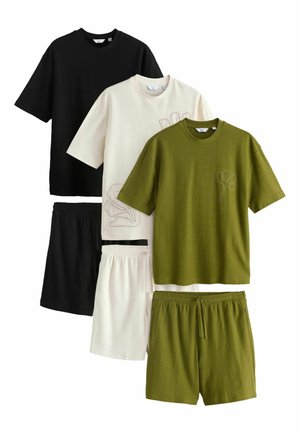 Drei Sets aus kurzärmeligen Hemden und Shorts in Schwarz, Weiß und Olivgrün, mit dezentem Blattstickmuster auf den weißen und olivfarbenen Hemden.