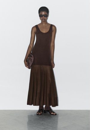 Pletené šaty - dark brown