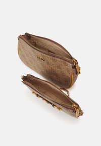 Braune, gemusterte Leder-Clutch mit goldenen Akzenten; ausgestattet mit einem Reißverschluss und einem kleineren abnehmbaren Täschchen im Inneren. Mit gelben Akzenten versehen.