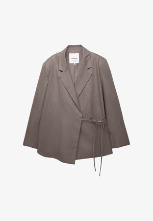 Taupe damska marynarka z długimi rękawami, z wykładanym kołnierzem i zapięciem na boczny wiązanie, wykonana z lekkiego materiału.