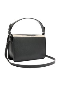 Czarna, teksturowana skórzana torebka z kremową górną częścią, o zwartej, prostokątnej formie oraz odpinanym paskiem na ramię.