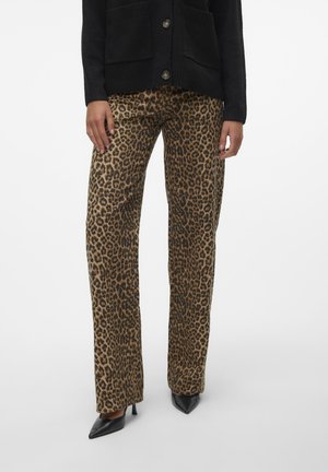 Leopardmønstrede bukser i tan og sort, med lige ben og en glat tekstur. Båret med sorte spidse hæle.