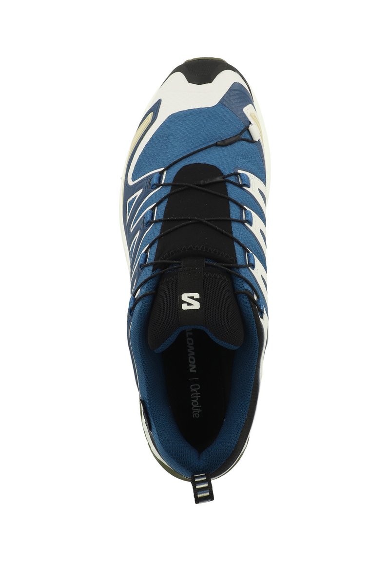 Chaussure de sport bleue avec un revêtement texturé, des accents noirs et un logo blanc. Elle dispose de lacets élastiques et d'un col rembourré pour plus de confort.