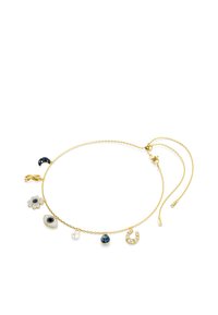 Zlatý náramek s mnoha přívěsky: symbolem nekonečna, květinou s modrými kameny, designem oka, perlou a srpkem měsíce.