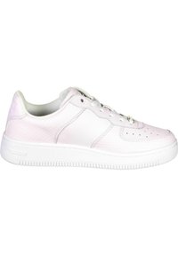 Białe i jasnoróżowe sneakersy wykonane z syntetycznej skóry, z teksturowanym bocznym panelem, perforowanym noskiem oraz gumową podeszwą.