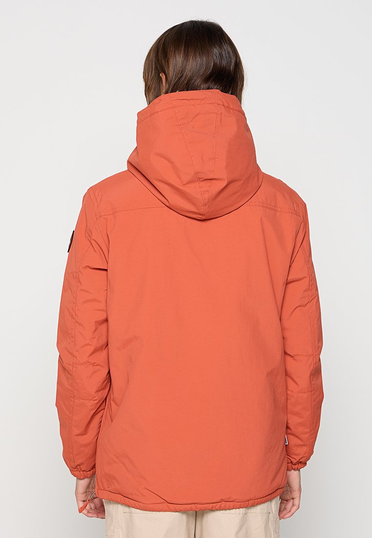 Giacca con cappuccio arancione, realizzata in un tessuto leggero e morbido. Presenta polsini elastici e una vestibilità leggermente strutturata. La vista posteriore mostra un design pulito.