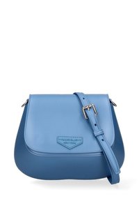 Blaue Crossbody-Tasche aus Kunstleder mit Klappenverschluss, verstellbarem Riemen und hervorgehobenem Logo-Detail auf der Vorderseite. Glatte, schlichte Oberfläche.