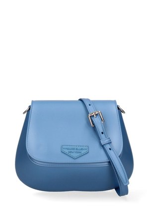 Borsa a tracolla in finta pelle blu con chiusura a patta, tracolla regolabile e dettaglio del logo stampato nella parte anteriore. Finitura liscia e raffinata.