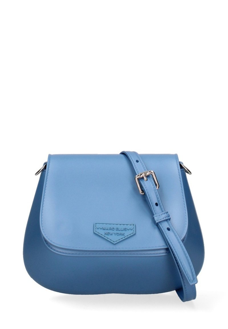 Blaue Crossbody-Tasche aus Kunstleder mit Klappenverschluss, verstellbarem Riemen und hervorgehobenem Logo-Detail auf der Vorderseite. Glatte, schlichte Oberfläche.