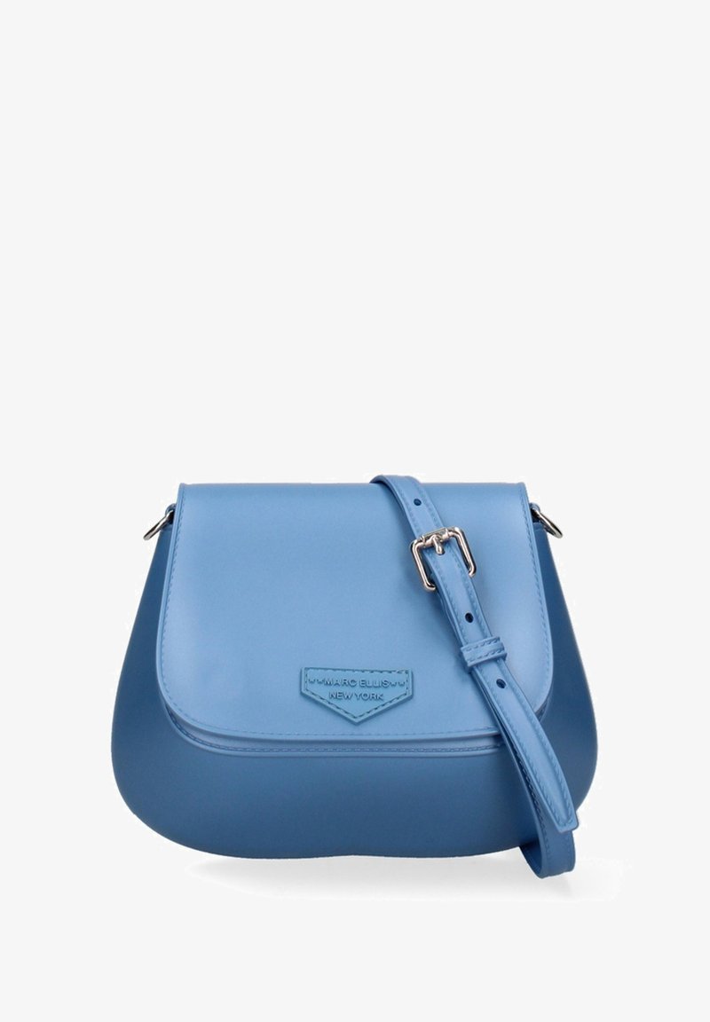 Sac à bandoulière en faux cuir bleu avec fermeture à rabat, sangle réglable et détail de logo en relief sur le devant. Fini lisse et élégant.